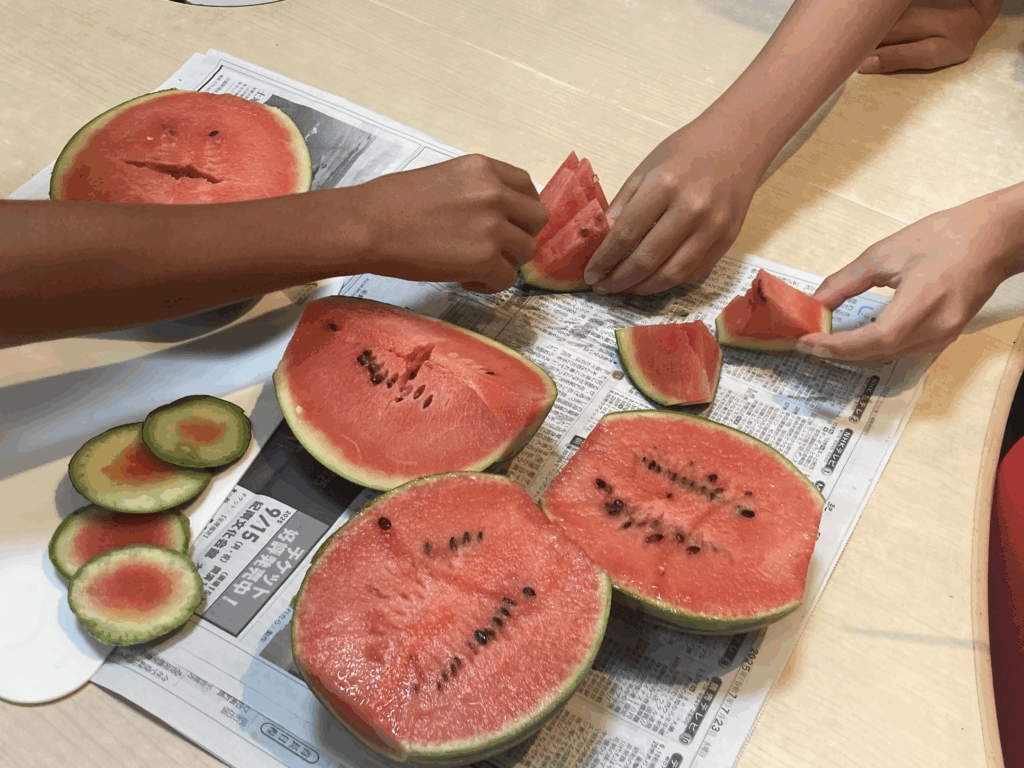 勉強を頑張る生徒たちへのおやつにスイカ